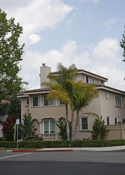 demi_lovatos_new_neighbours.jpg