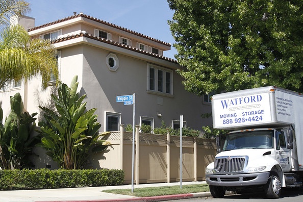 Demi-Lovato-house-_Toluca-Lake-12-21-10.jpg