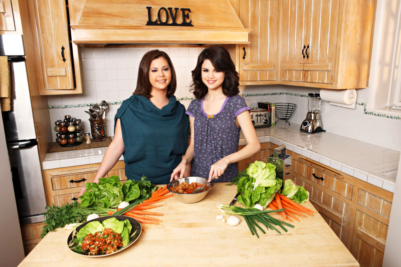 2009momsday_selenagomez.jpg