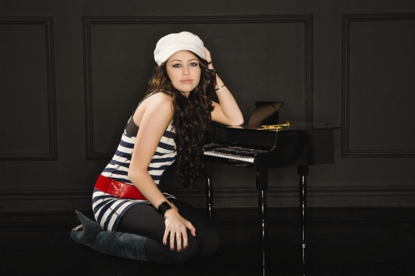 Miley-Cyrus-Photoshoot-Breakout_13.jpg