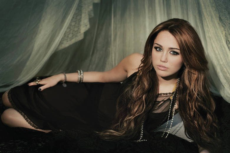 Miley-Cyrus_COM_Can_tBeTamed_Photoshoot_02.jpg